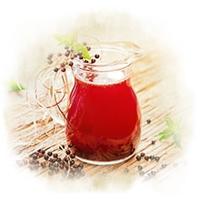 Holunderbeerensaft Ein Glas mit Holunderbeerensaft und ganzen Holunderbeeren.