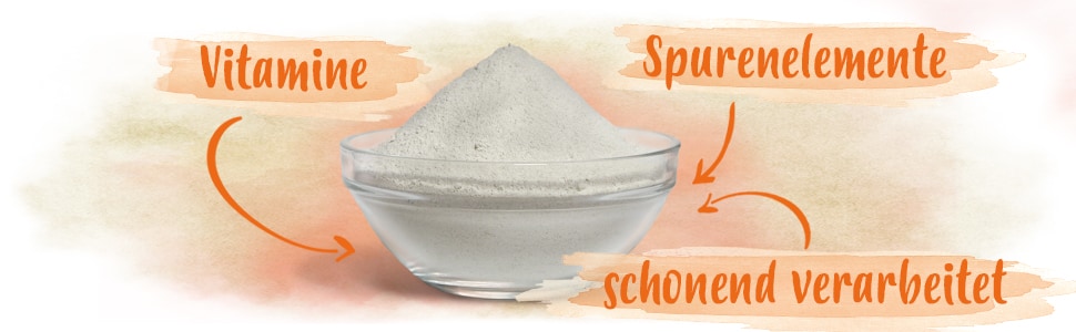 Futterkalk Eigenschaften Eine kleine Glasschale, mit dem Futterkalk Pulver. Zu den Eigenschaften gehören die enthaltenen Vitamine, Spurenelemente und dass es schonend verarbeitet wurde.