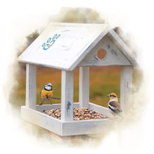 Ida Vogelhaus Ein Vogelhaus mit dem Ida Plus Logo, welches mit dem Vogelstreufutter gefüllt ist.