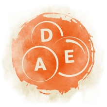 A, D, E Ein Symbol, welches die Buchstaben 'A, D und E' zeigt.